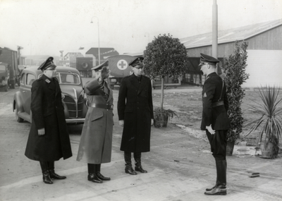 97841 Afbeelding van de aankomst van een hoge Duitse militair op het terrein van het Gebouw voor groenten- en ...